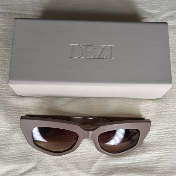 Dezi ‘On Read’ Women's Matte Stone Sunglasses - Picture 2 of 8